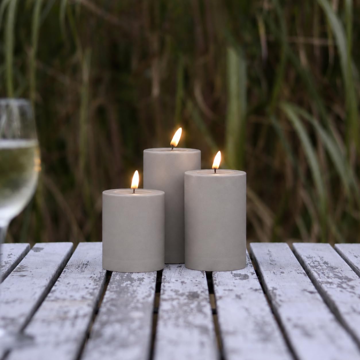 ReWu LED Kerze Deluxe Homeart Outdoor, Staubiges Sand | Kunststoff Kein Echtwachs, Realistische Flamme, Warmweißes Licht, Hitzebeständig für Aussenbereich
