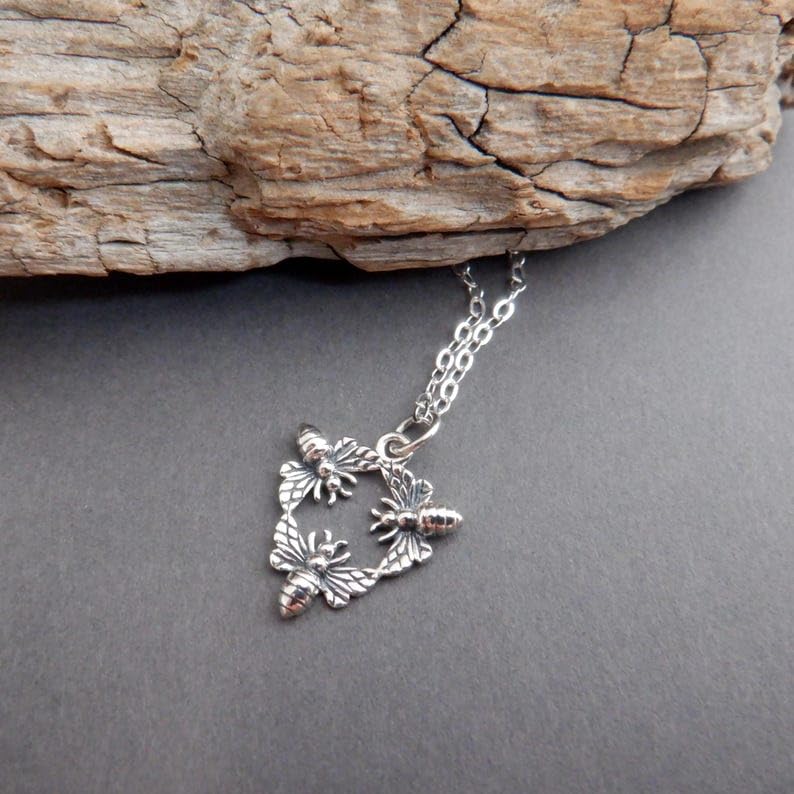 Joya pequeña, sencilla y delicada de plata ideal para regalar a un ser querido 3