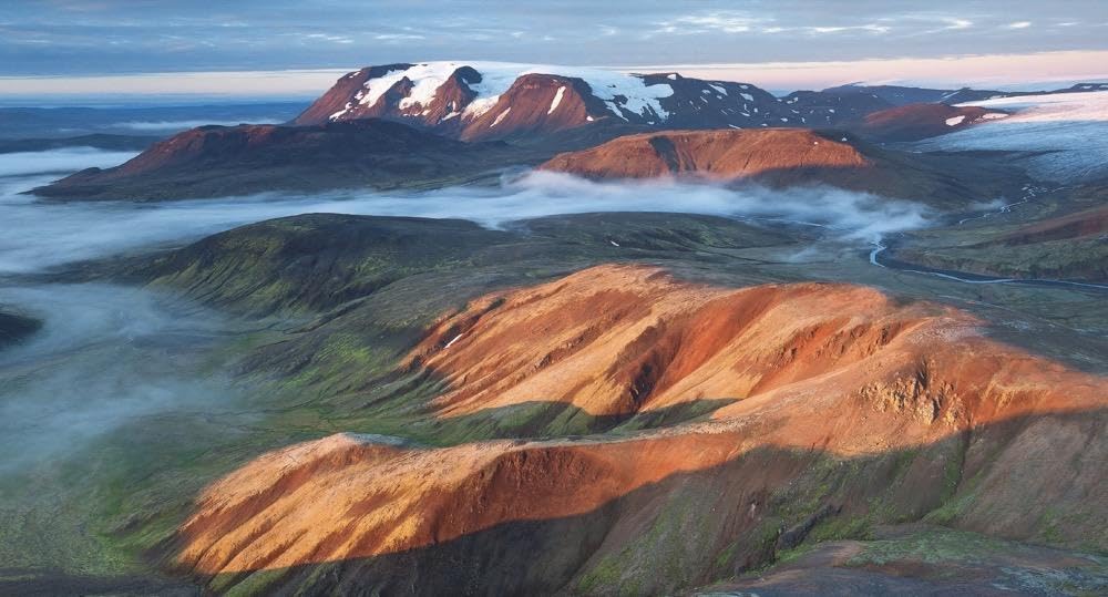 Sagenhaftes Island. Eine Reise zu mythischen Orten auf der Insel des Nordens. Grandiose Bilder von Vulkanen, Nordlichtern und wilden Klippen verbinden sich mit den Mythen der Edda und Sagas.