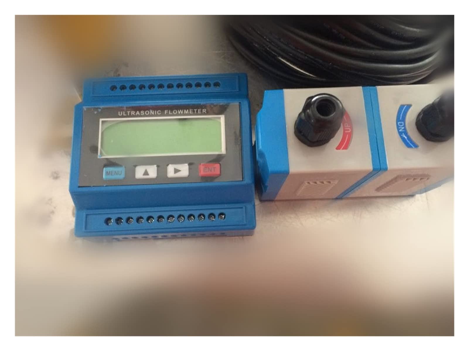 Ultraschall-Durchflussmesser TUF-2000M TS-2 Digital Ultrasonic Flowmeter Fließmesser Ultraschalldurchflussmodul /RTU mit TS2/TM1 Sensor (DN15-100 mm) -30 ~ +90c Hohe Präzision, Datenprotokollierung (