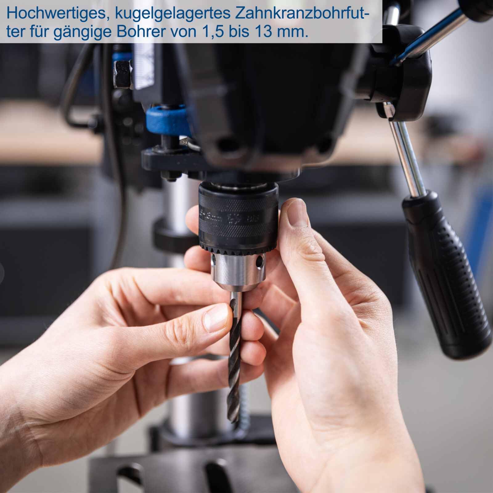 Scheppach Tischbohrmaschine TBM250 | Leistung 550W | Bohrtiefe 50mm | Bohrfutter 1,5-13mm | Drehzahleinstellung 5 stufig 510–2430 min-1 | Ausladung 127mm | Tisch dreh-&neigbar | Stahl-Gusskonstruktion