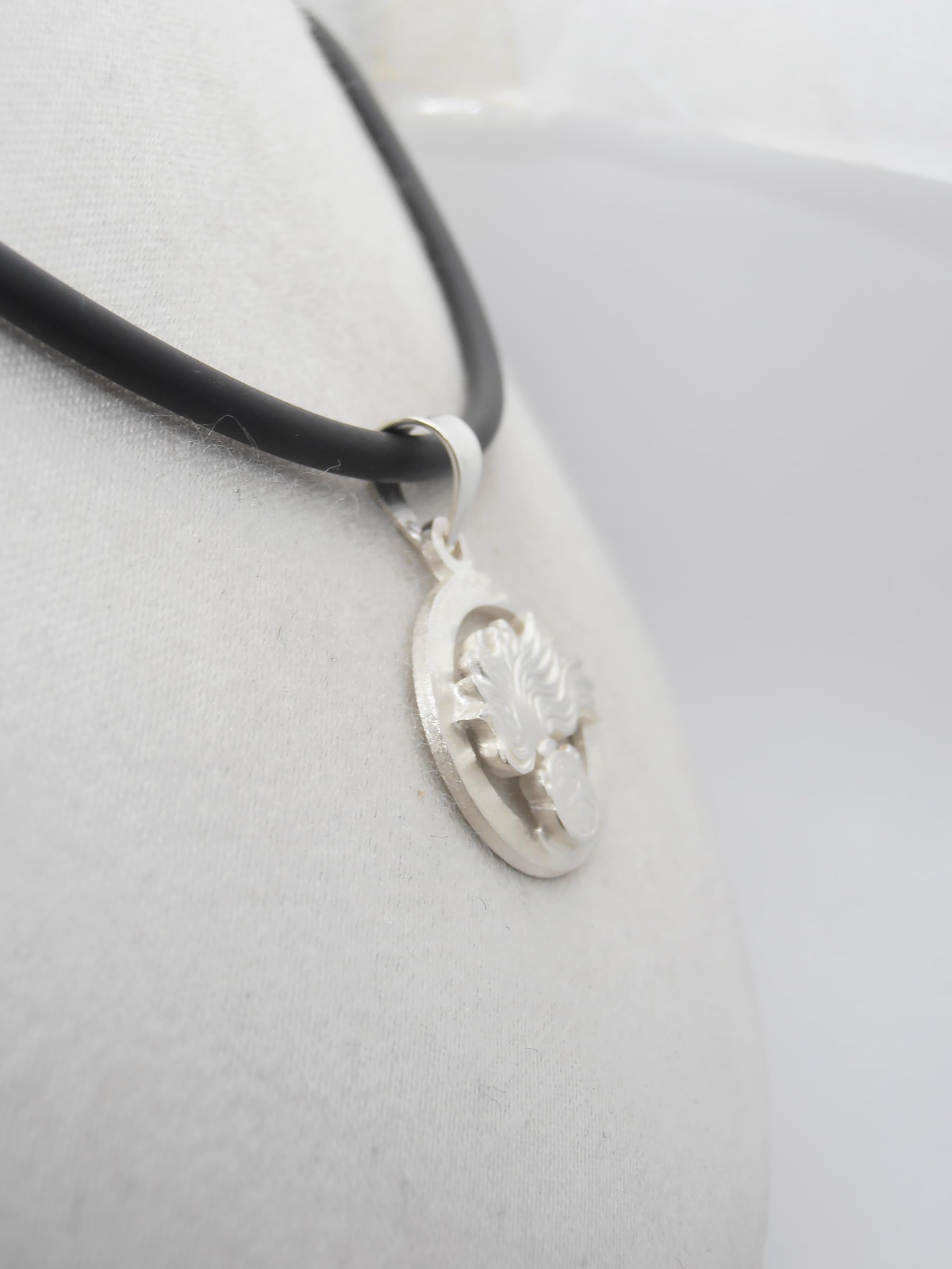 Fiamma dell'Arma dei Carabinieri : Ciondolo in Argento 925 e Collana in Caucciù con chiusura in Argento 925 - Pendente con Girocollo - ANC - Fiamma misura piccola