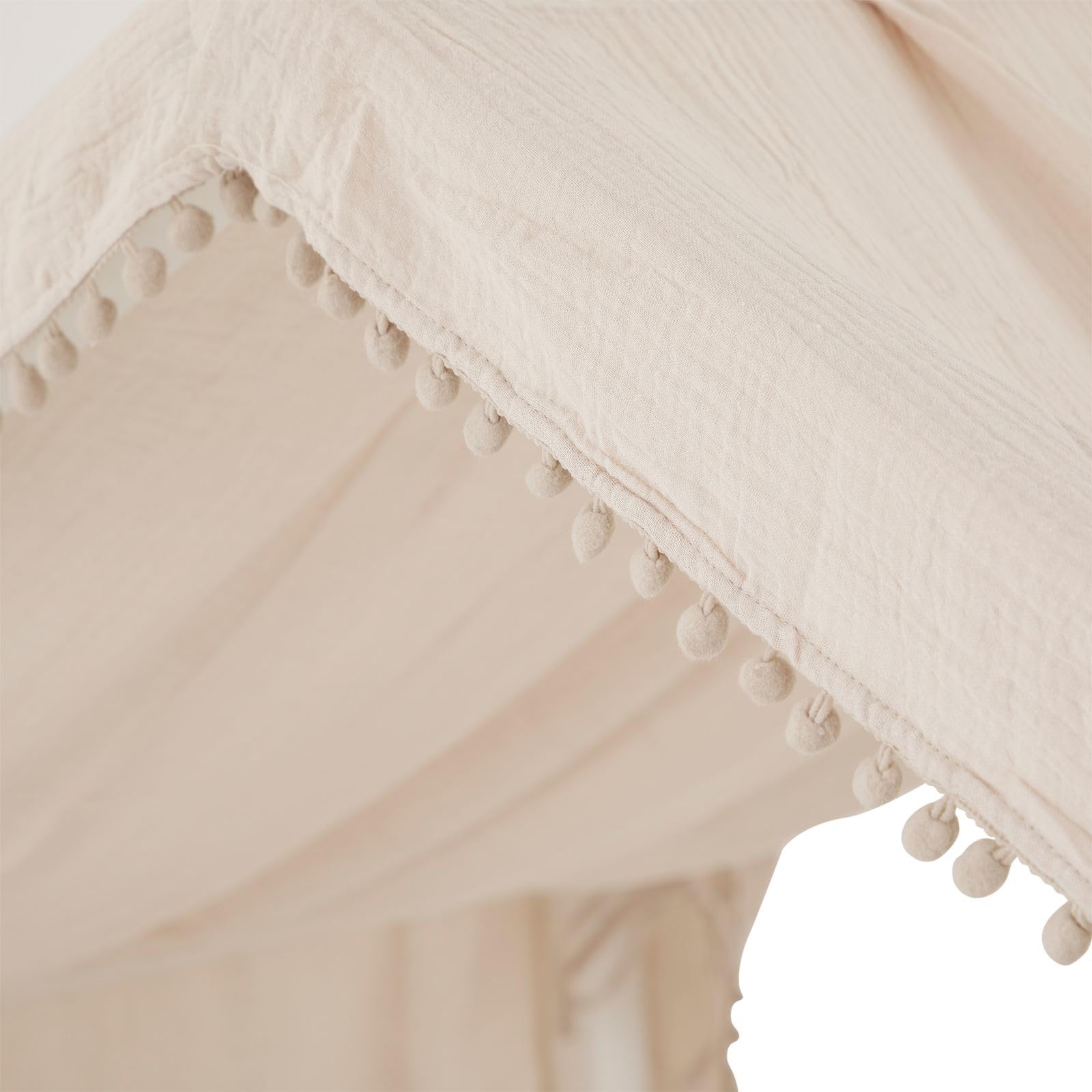 IDIMEX Hausbett-Vorhang LIAN 1 Stück, Beige – aus doppellagigem Musselin mit Pompons an den Seiten, 6 Schlaufen zum Befestigen, Bett Deko für Kinderzimmer, weich & atmungsaktiv