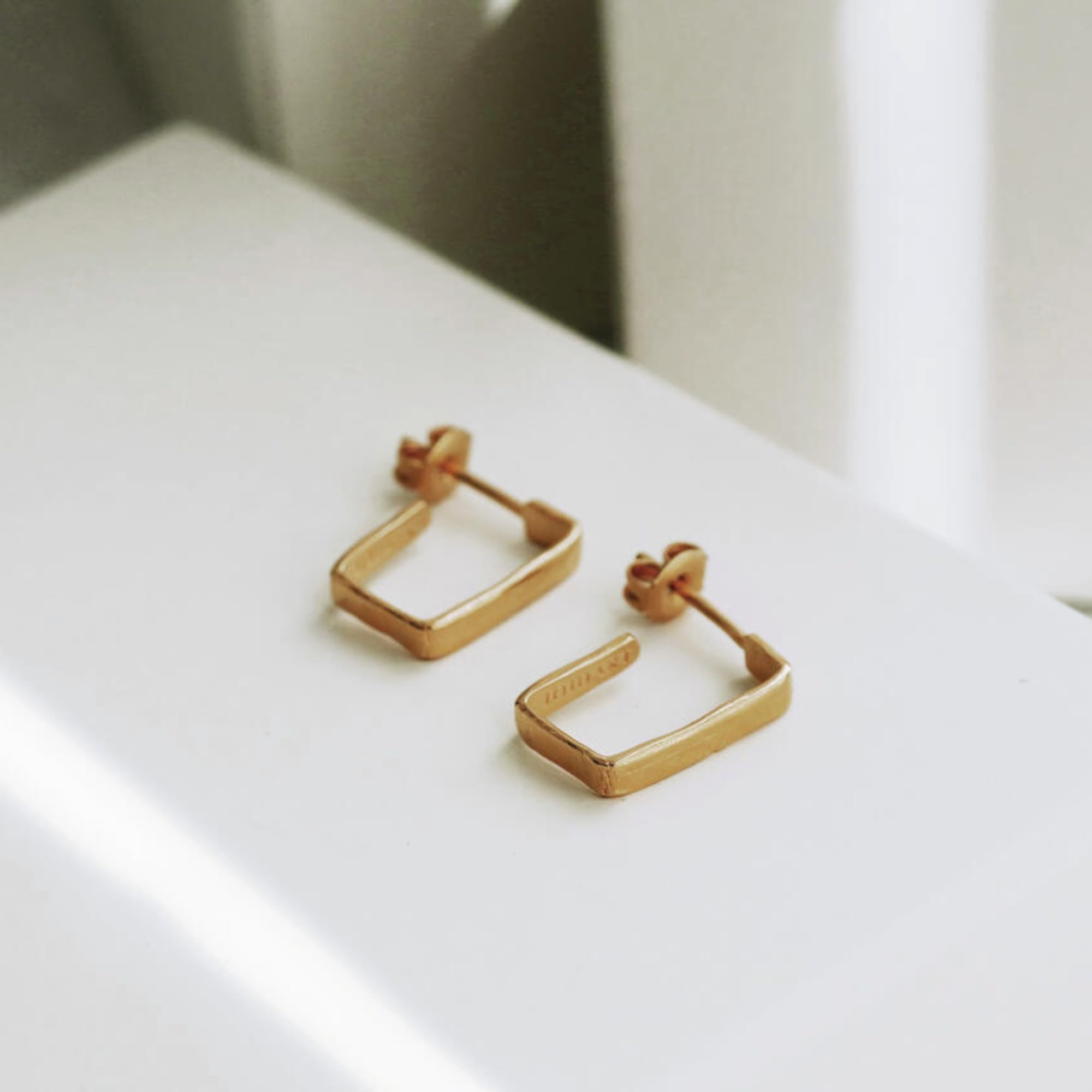 PENDIENTES DORADOS LIGNIS PEQUEÑOS | Diseñados por Joidart Lab | Colección Lignis | Latón con baño de oro de 24K | Acabado brillante