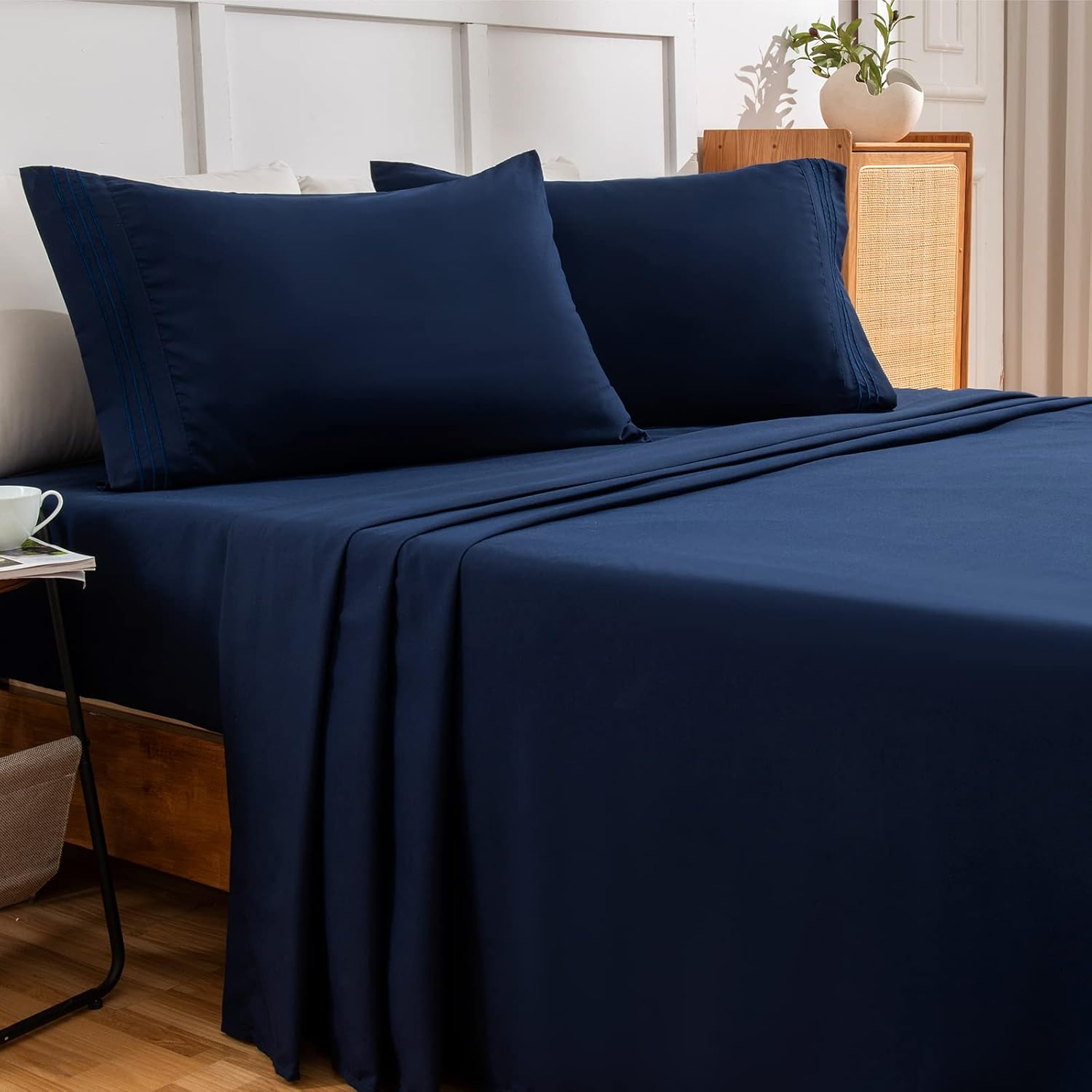 Queen Sheets Set, Ultra Soft Sheets for Queen Size Bed Deep Pockets, Bed Sheets Queen, Comfy Bedsheets Queen Sheet Set, Wrinkle Free 4Pcs -1 Fitted Sheet, 1 Flat Sheet, 2 Pillowcases(Queen, Navy Blue)