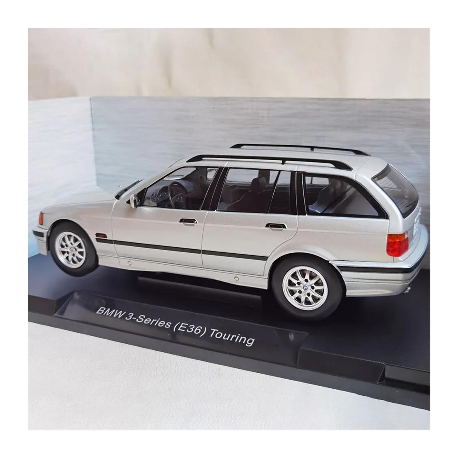 Metallo Scala Replica Modello auto in lega pressofusa BMW 325i E36 Touring in scala 1 18 collezione di decorazioni per la casa Hobby Veicoli Giochi Set