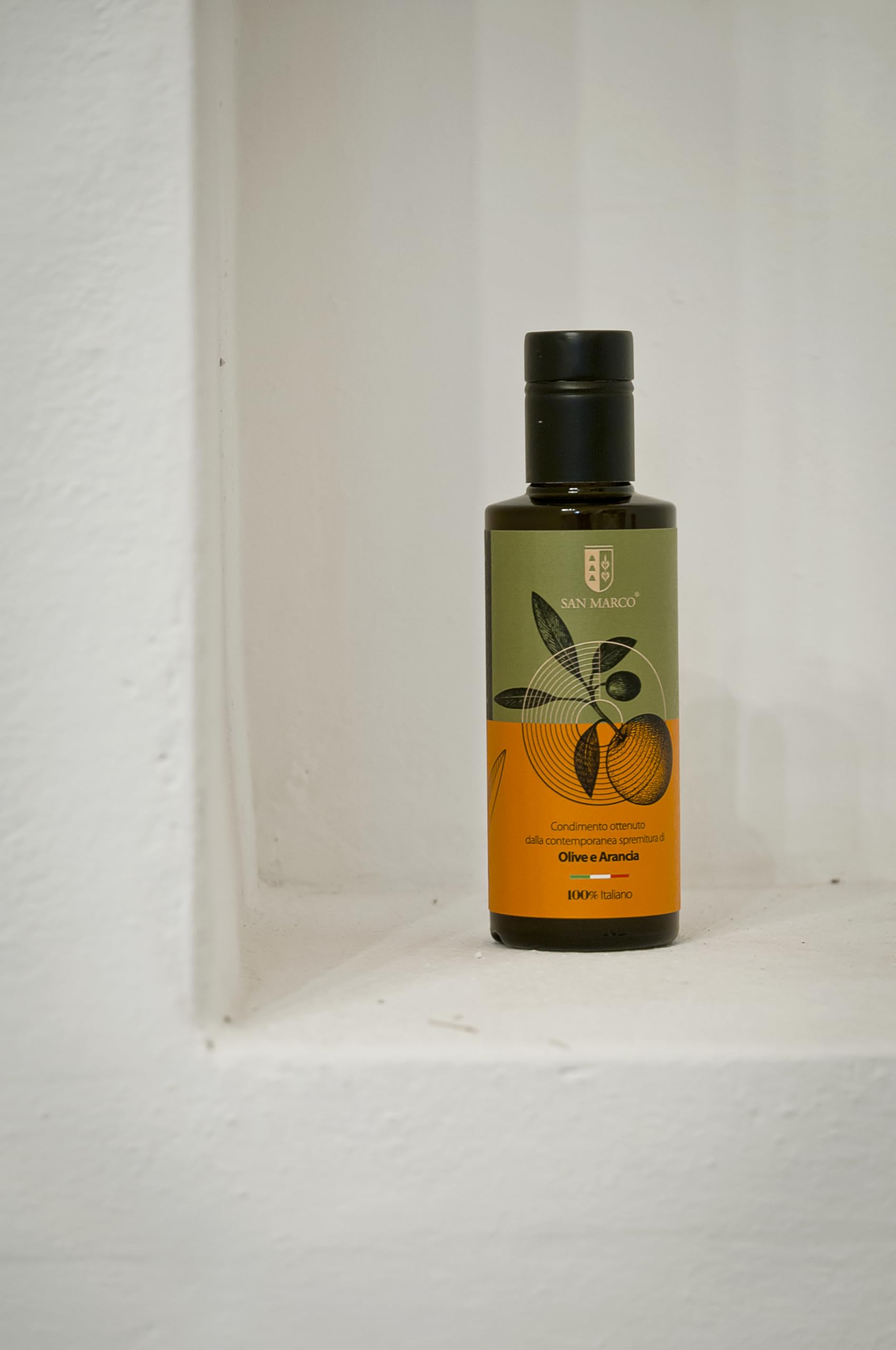 San Marco - Olio extra vergine di oliva all'arancia. Condimento artigianale di arance e olive- bottiglia vetro scuro 250 ml. - 100% italiano – Ideale sul pesce crudo e in pasticceria
