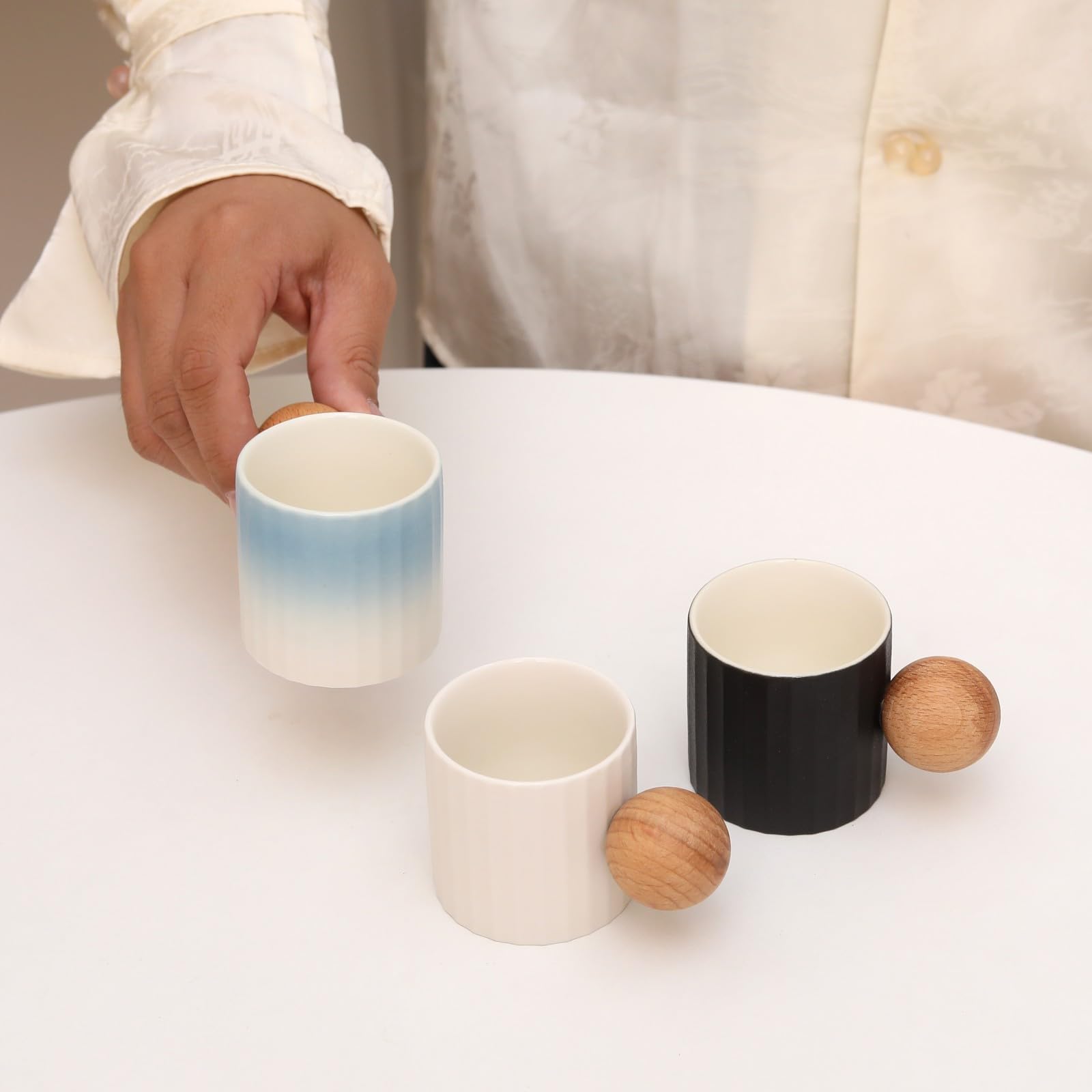 Espressotassen aus Keramik, 2er-Set, 57 ml, Mini-Espressotassen, runder Holzgriff, Streifen, Demitasse-Tassen für Tee oder Kaffee (2, weiß)