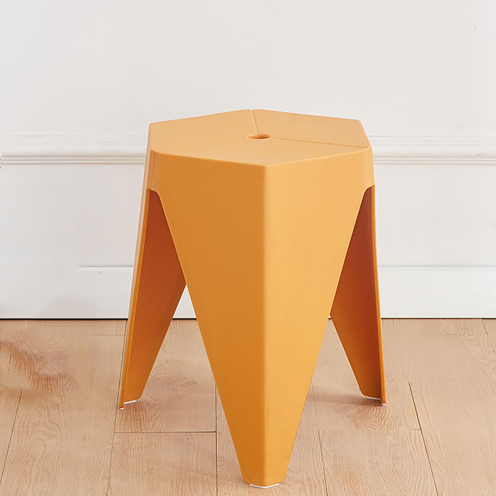 Tabouret de bar sans dossier empilable pour gagner de la place en studio
