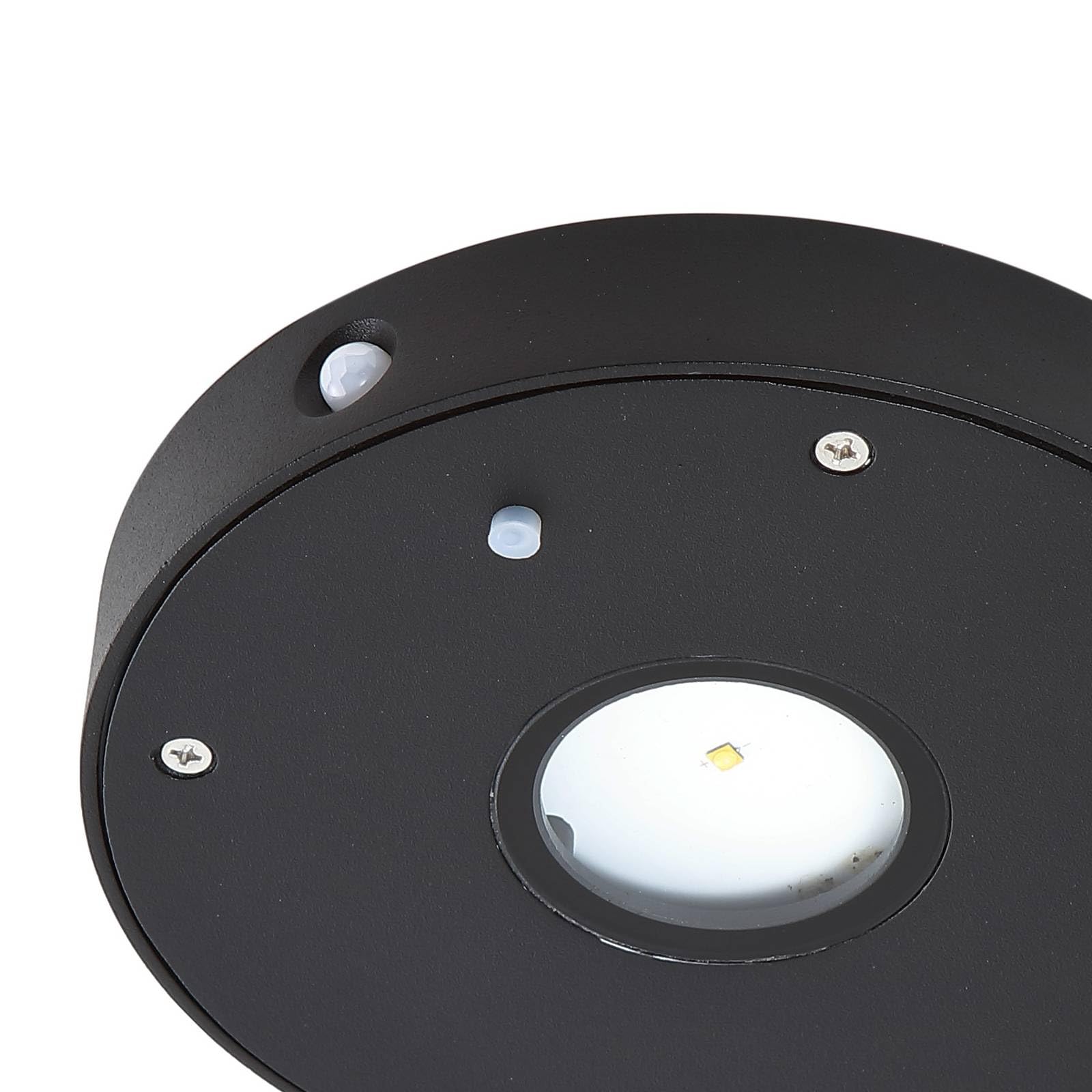 Lucande Tavon lampa solarna LED, zewnętrzna, ściemniana z czujnikiem ruchu (ochrona przed pryskającą wodą (nowoczesna) w kolorze czarnym z aluminium (1 żarówka) – solarna lampa ścienna do użytku na