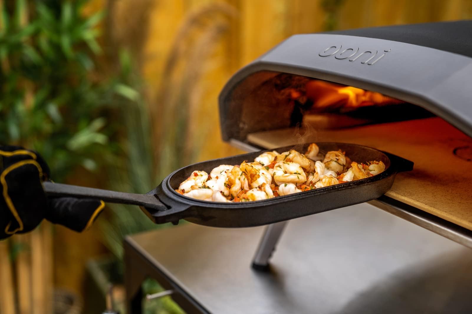 Ooni Gusseisen Sizzler Pan - Grillpfanne 31cm x 16cm Sizzler Platte mit abnehmbarem Griff und Edelstahl Untersetzer, voreingebranntes antihaftbeschichtetes ofenfestes Kochgeschirr, Pizzaofen und