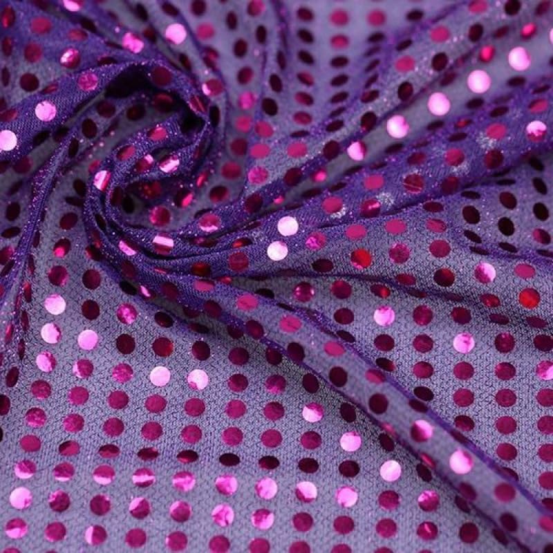 Toile de fond violette à paillettes pour masquer un mur terne lors d'une fête
