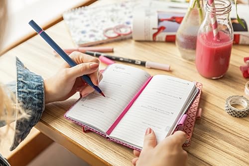 SIGEL J6104 Wochenkalender 2026 A6, pink, Hardcover, Gummiband, Stiftschlaufe, Einstecktasche, 174 Seiten, vegan, aus nachhaltigem Papier, Terminplaner Taschenkalender Jolie