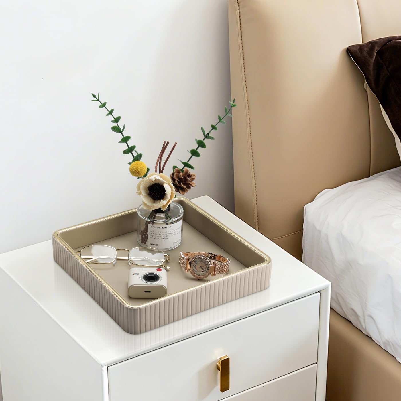 GORESE Bandeja de Valet,Bandeja para Joyas Cuero Bandejas Decorativas Bandejas de Mesa de Noche Organizador Vaciabolsillos Escritorio para Llaves,Maquillaje,Reloj,Gafas,Perfume,Joyería,Moneda(Beige)