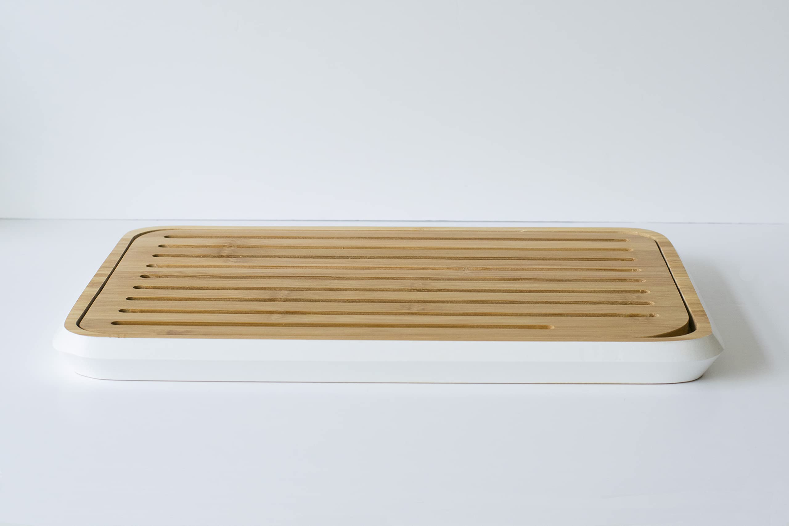 Pebbly - Grande Planche à Pain Blanche en Bambou Naturel - 36 x 26 cm - Avec Grille Amovible - Matériau Naturel et Résistant | Découpe et Nettoyage Facile, Grille Amovible, Planche Esthétique pour Cuisine