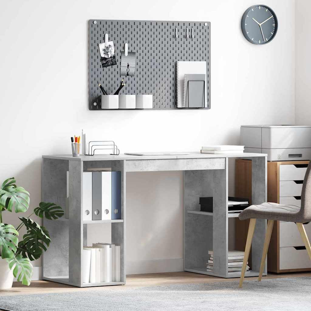 Scrivania Porta PC con Ripiani Grigio Cemento 130x50,5x75 cm | Tavolo da studio moderno con scaffali aperti per studio, ufficio o cameretta. Superficie robusta e facile da pulire.