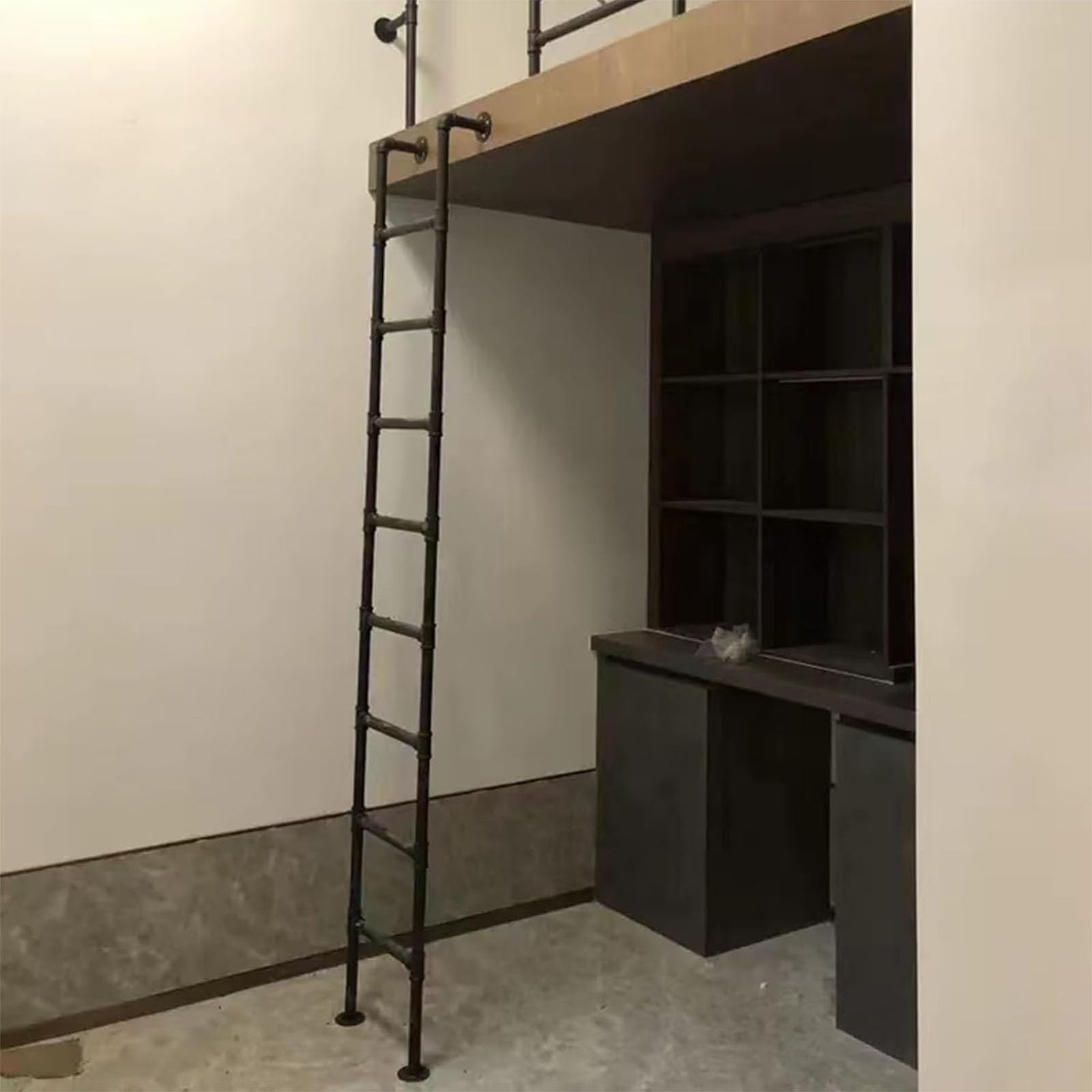 Escalera de metal para ático que evita daños en pared y caídas en literas