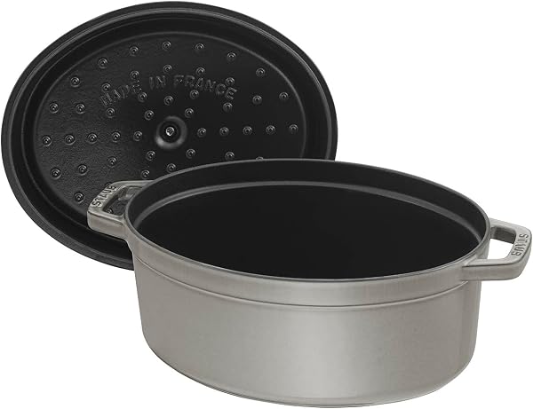 Gros plan sur le couvercle auto-goutteur d'une cocotte STAUB en fonte émaillée.