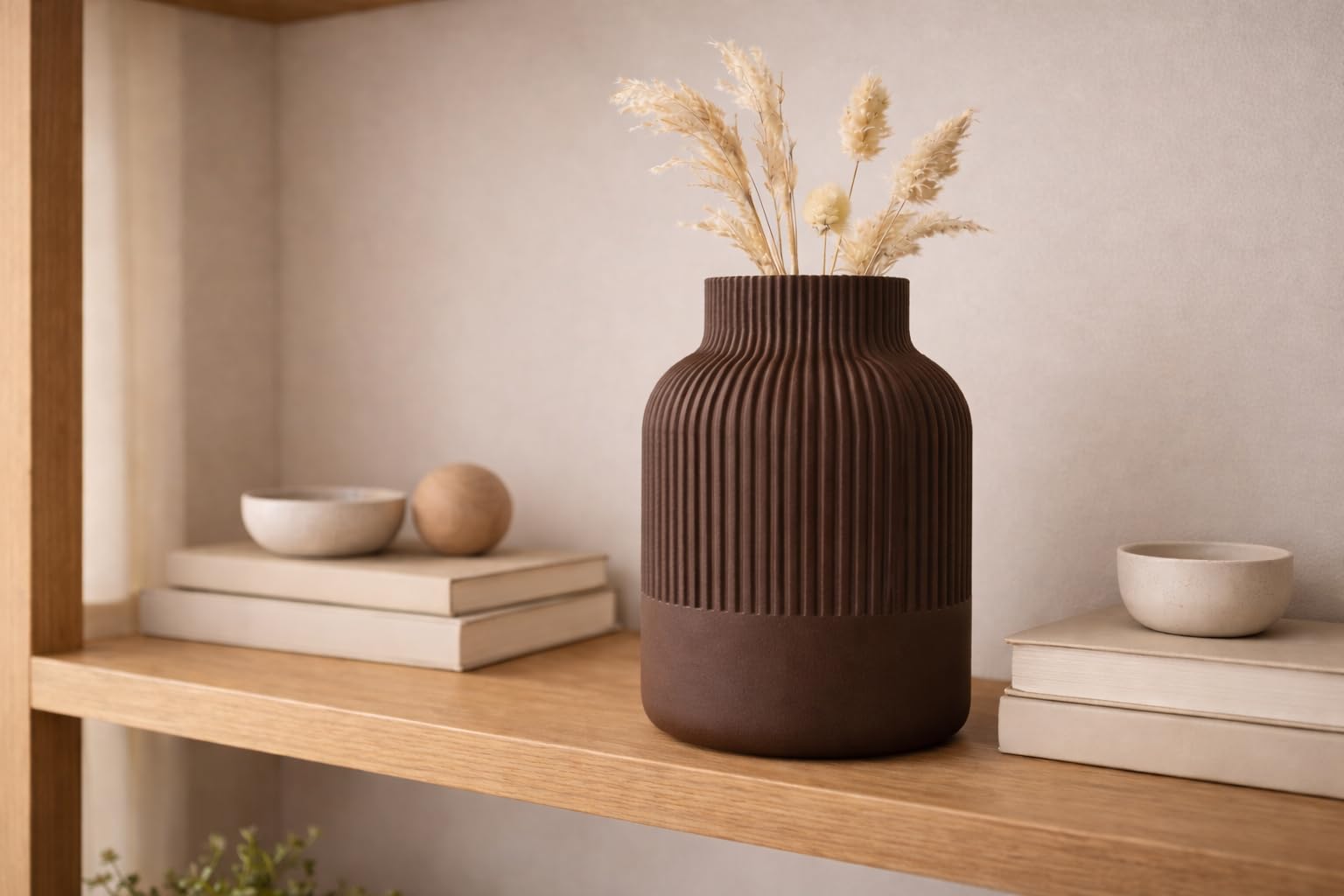 NOVA Deko Vase Modern Geriffelt – Minimalistische Blumenvase für Wohnzimmer, Tisch & Regal – Skandinavische Design Vase – 3D Druck Dekoration (Dunkelbraun, 20 cm)