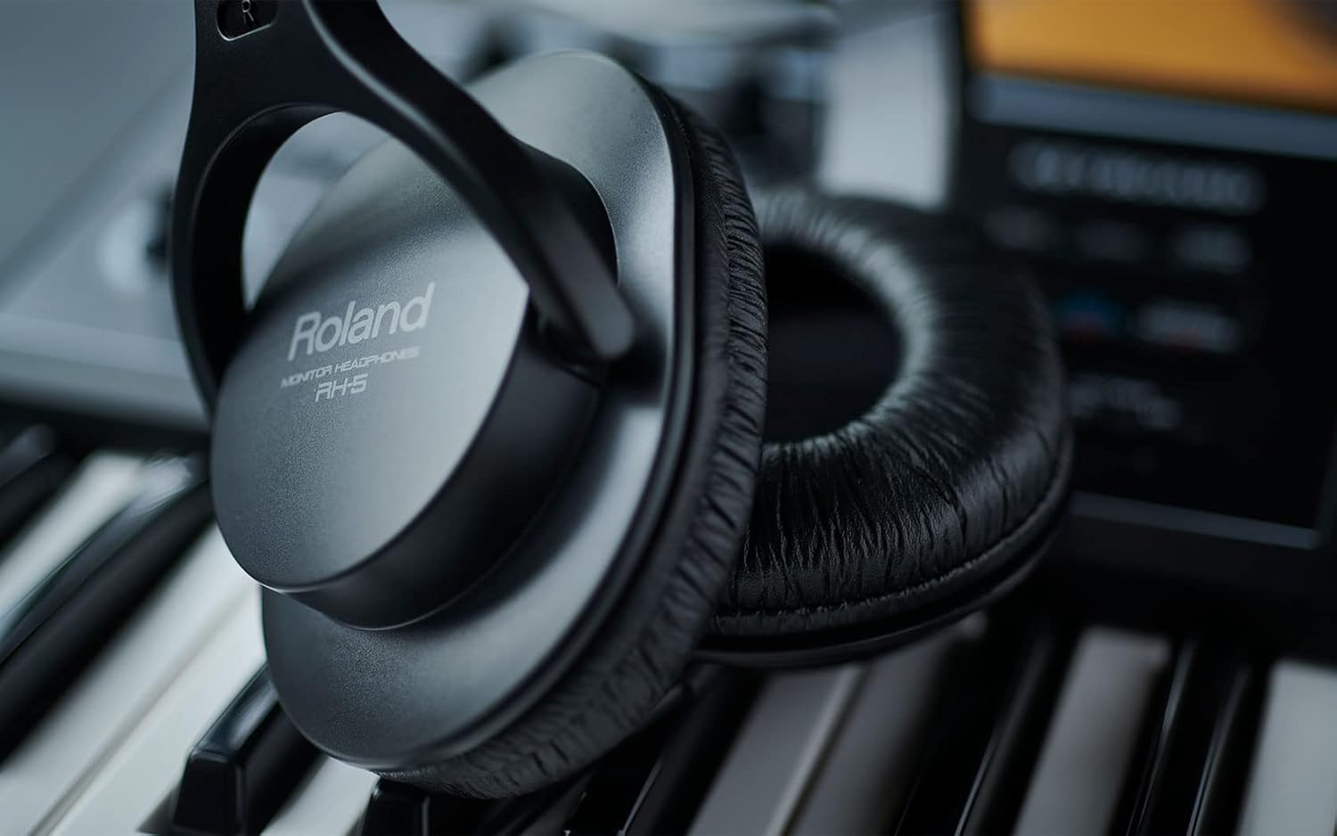 Roland RH-5 Closed-Type Stereo Headphones Bundle with Guitar Picks