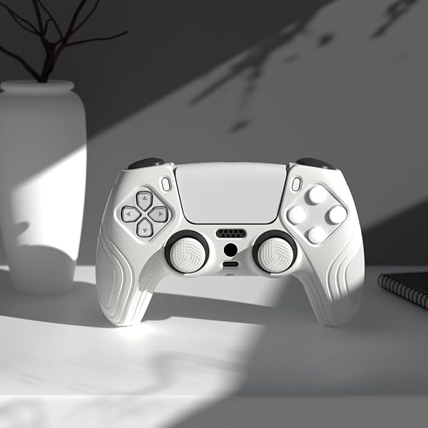 eXtremeRate PlayVital Hülle für ps5 Controller,Case Hülle Anti-Rutsche Schutzhülle Griffe Silikonhülle,2 Stück weiße Stick Aufsätze für ps5 Controller(Samurai Edition,Weiß) - 3