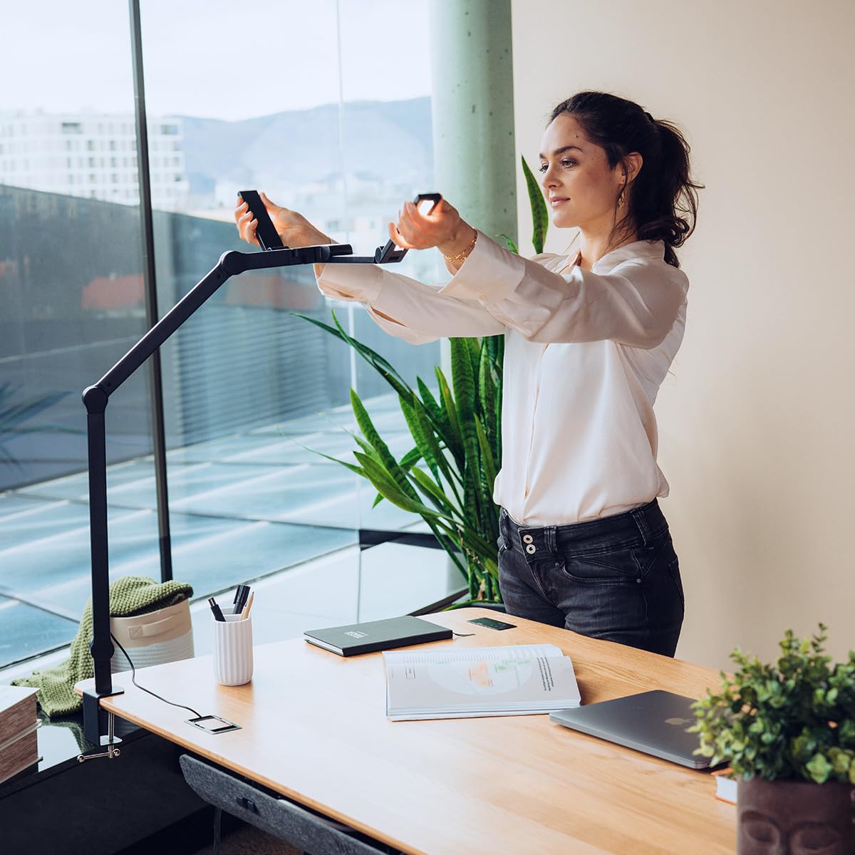 Yaasa Lamp Essential, klemmbare LED-Schreibtischlampe mit Tageslichtsensor | Desk Lamp, Tischlampe in schlichtem Design: Dimmbar, Farbtemperatur 3000-6500K, Haupt- & Zusatzlicht, 6 Gelenke schwenkbar