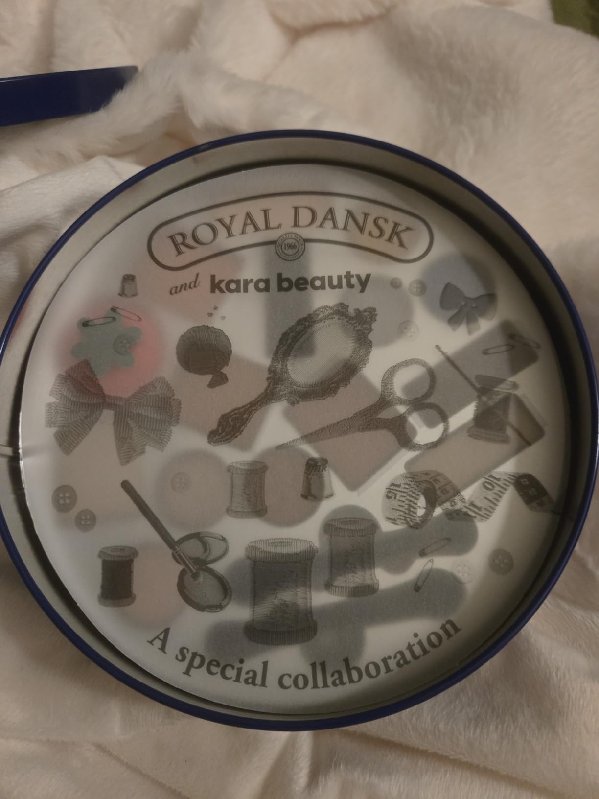 KARA BEAUTY Royal Dansk Palette Limited Edition Holiday Makeup Gift Set, Cookie Tin Eyeshadow Palette with 14 Cookie-Inspired Shades, Festive Eyeshadow Holiday Beauty