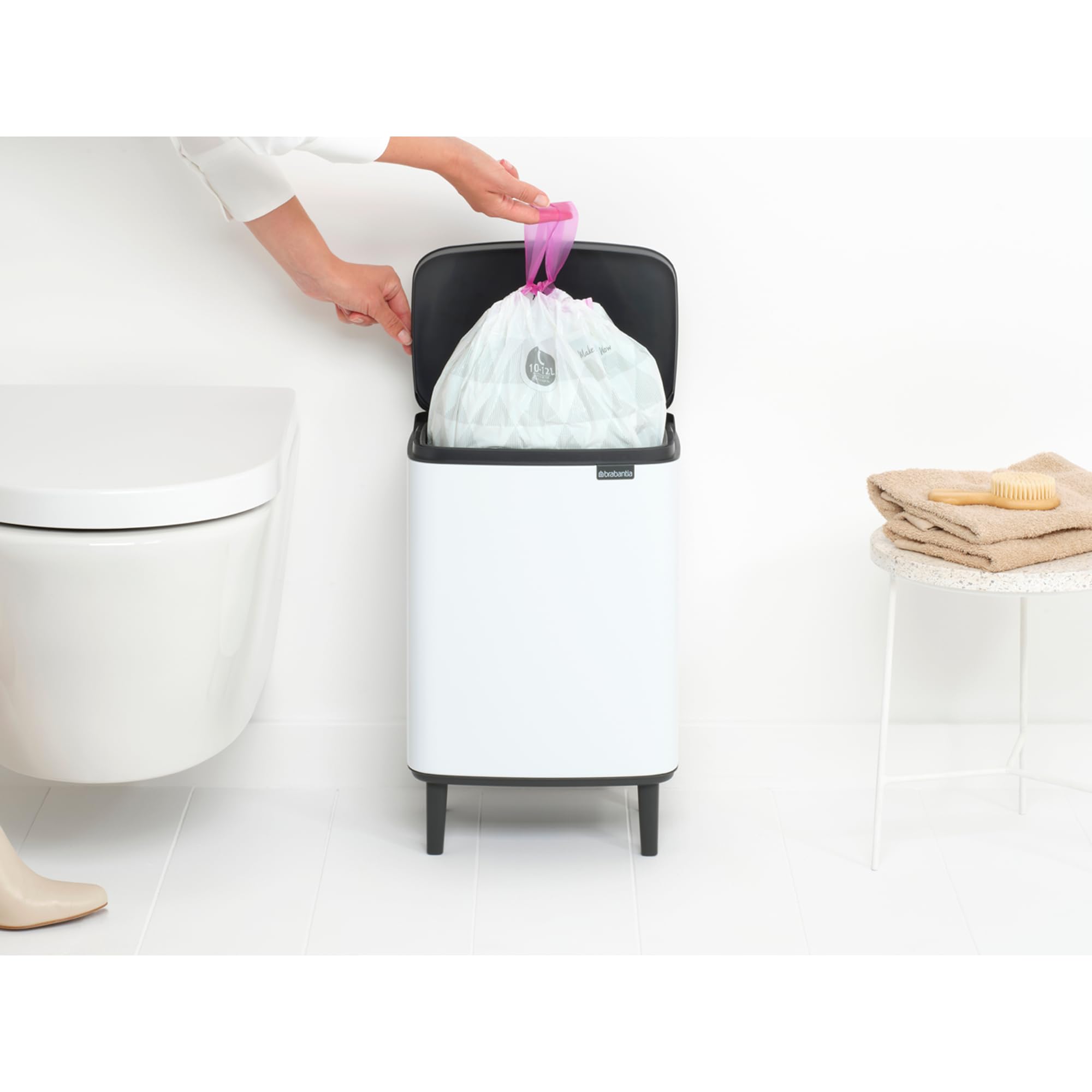 Brabantia - Cubo de basura Bo Hi 12 L con tapa de cierre suave, interior extraíble y asa de transporte - Adecuado para baño, dormitorio y oficina en casa - White