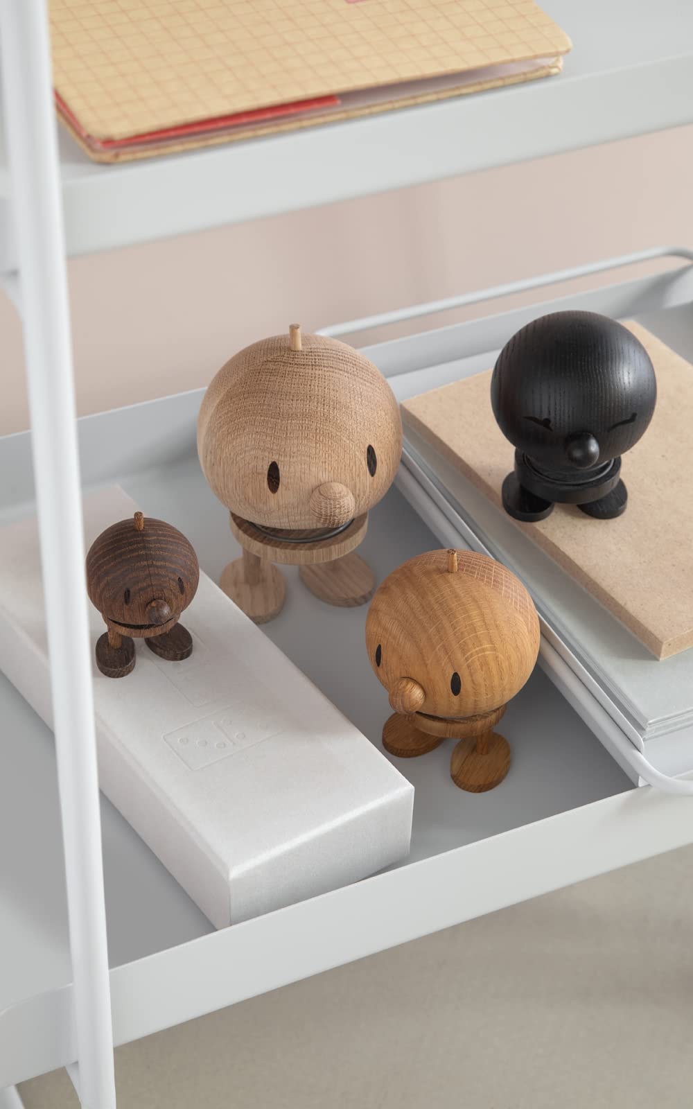 Hoptimist Decorazione Figura Bumble L Raw Oak, Figura oscillante, Legno di quercia, Marrone chiaro, 15 cm