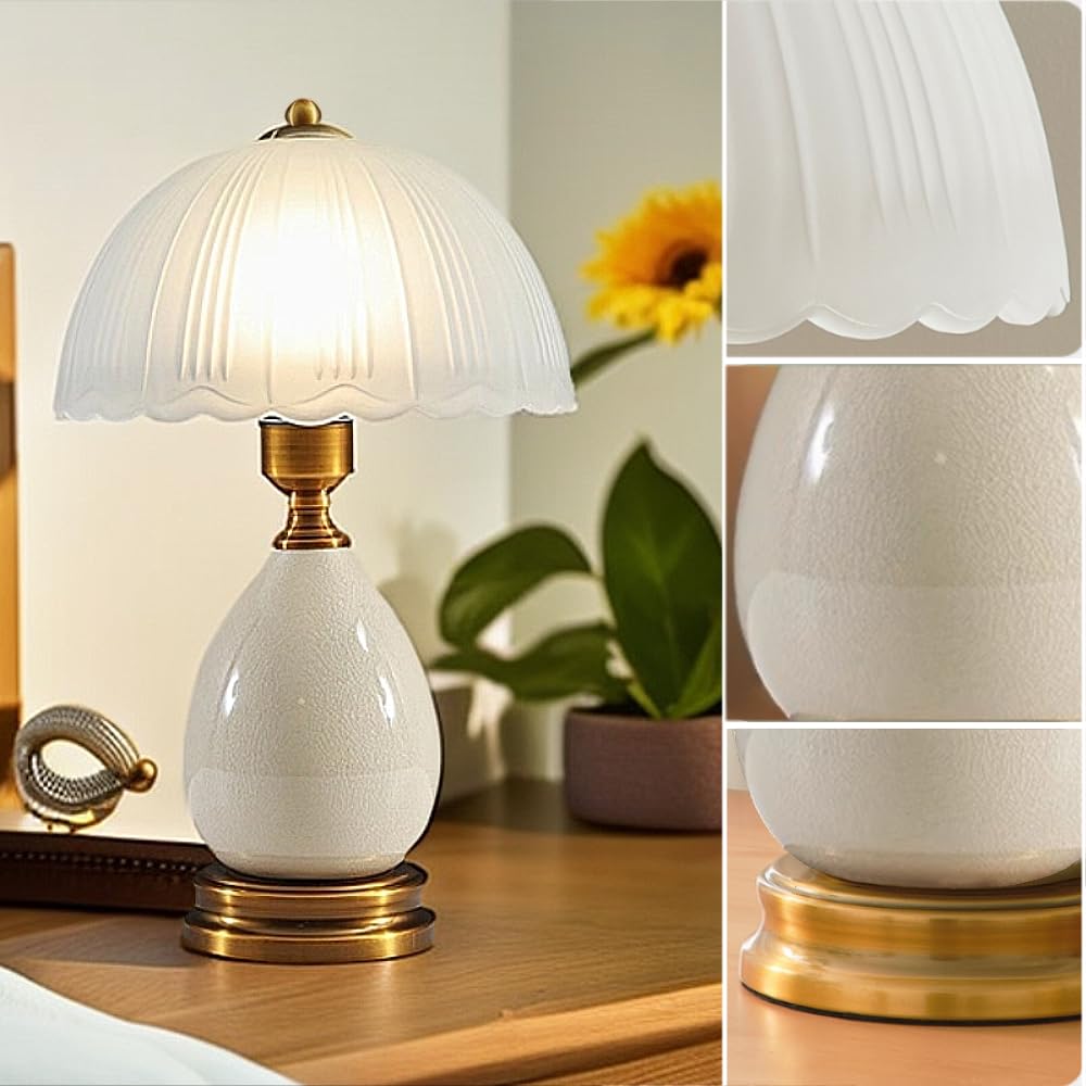 XINYASEE Vintage-Keramik-Tischlampe, weiße Craquelé-Glasur mit Messingfuß, mattierter Glas-Pilzschirm, elegante Nachttischlampe für Schlafzimmer, Wohnzimmer, Büro, Landhausdekor (Weiß)