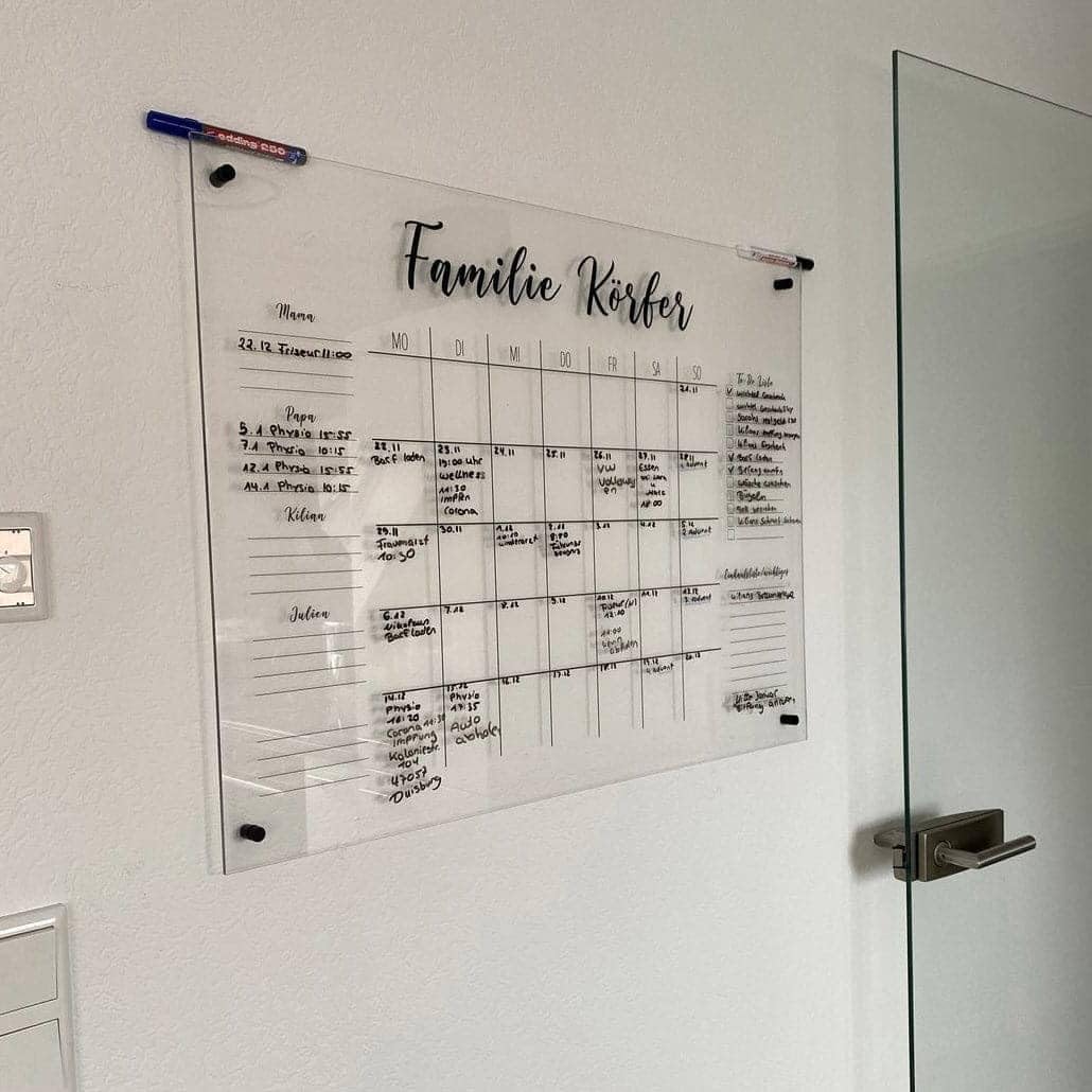 personalisierter Wandkalender - 5-Namen Familienplaner - wiederverwendbarer Kalender aus Acrylglas - Familienplaner abwischbar - Hingucker für jeden Raum