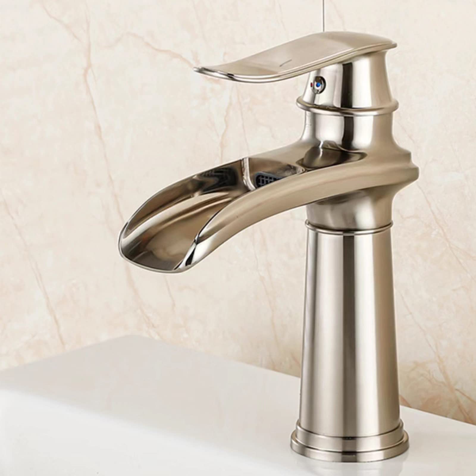 Watervalkraan voor badkamer wastafel geborsteld goud