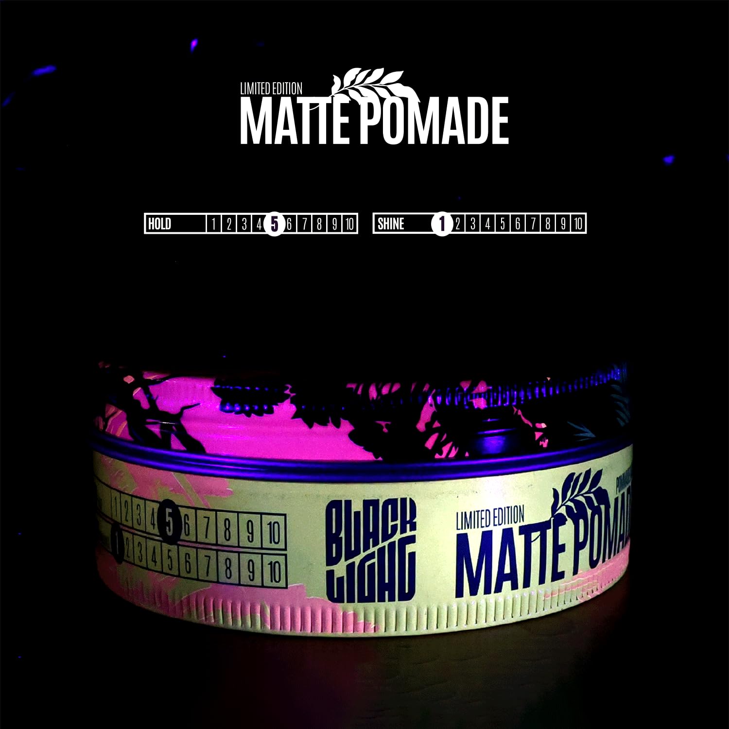 Uppercut Deluxe Pommade mate - Pommade capillaire exclusive Blacklight 100 g, parfum Highland avec finition mate et dégradé orange. Boîte cadeau, coiffure longue durée pour homme.