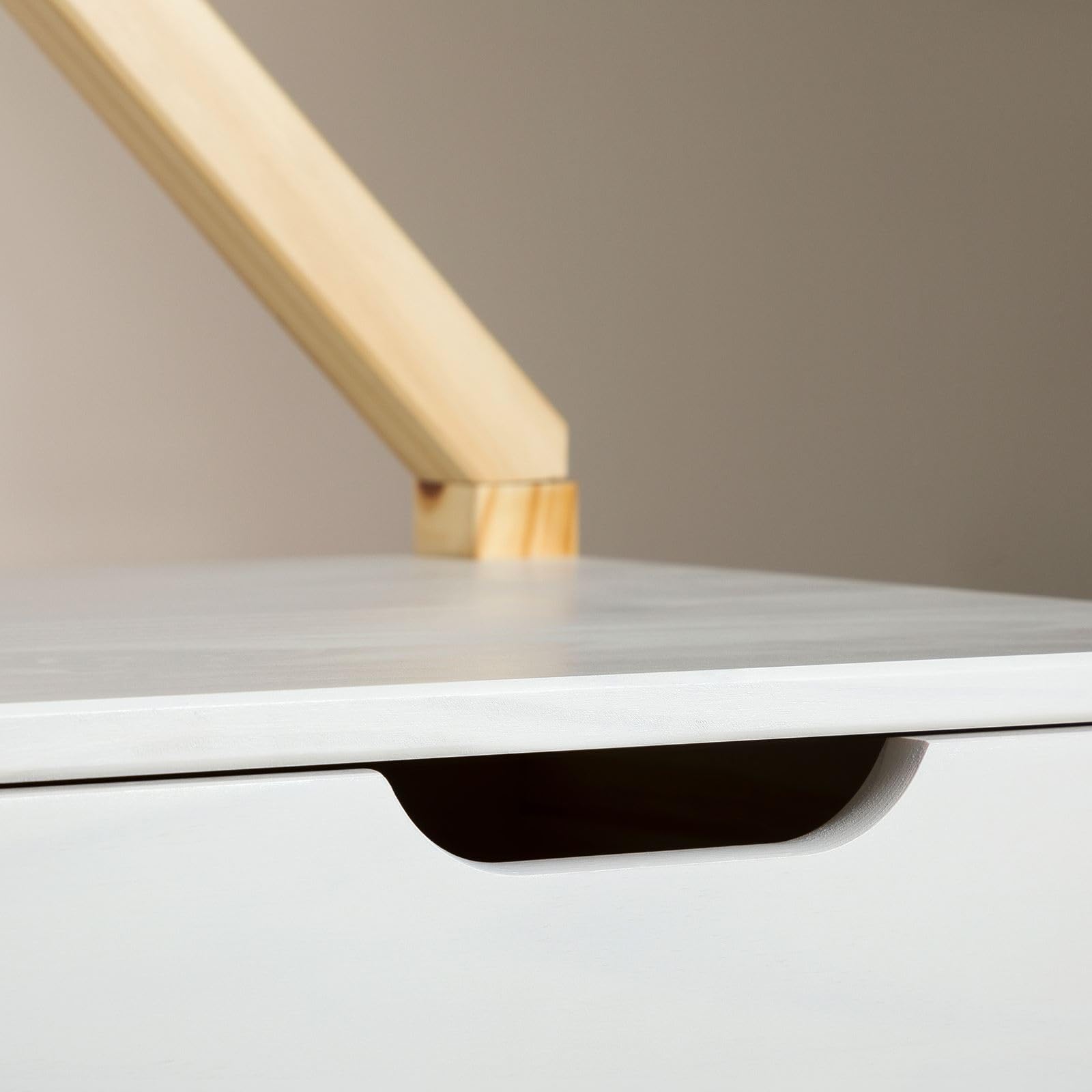 IDIMEX Cassettiera ELANO a forma di casa – bianco in legno di pino massiccio, 3 cassetti grandi, per cameretta dei bambini, armadio, cassettiera