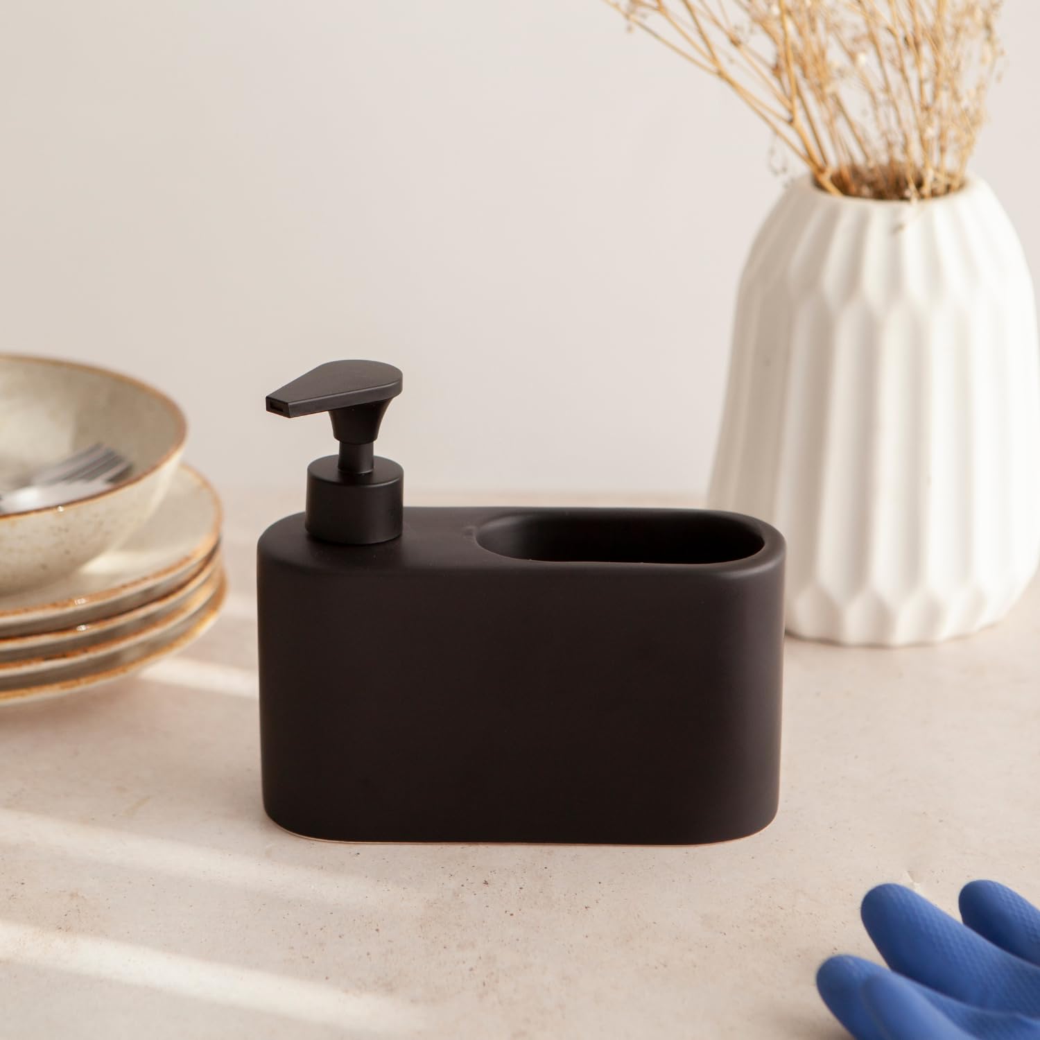 Ceramiczny dozownik mydła z uchwytem na gąbkę, wąski organizer do zlewu kuchennego, 500 ml, dozownik płynu do mycia naczyń do kuchni, 18 x 6 x 15,8 cm, czarny matowy