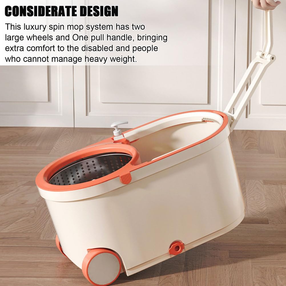 Este Juego de fregona giratoria y Cubo con escurridor Incluye 4 recambios de Almohadillas de Microfibra Lavables y Ruedas para facilitar su Transporte y Limpieza de Suelos en el hogar.
