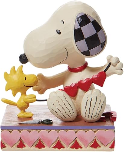 Enesco Colección Peanuts de Jim Shore Woodstock y Snoopy con guirnalda de corazón, figura de resina de piedra, hecha a mano, pintada a mano, figuras