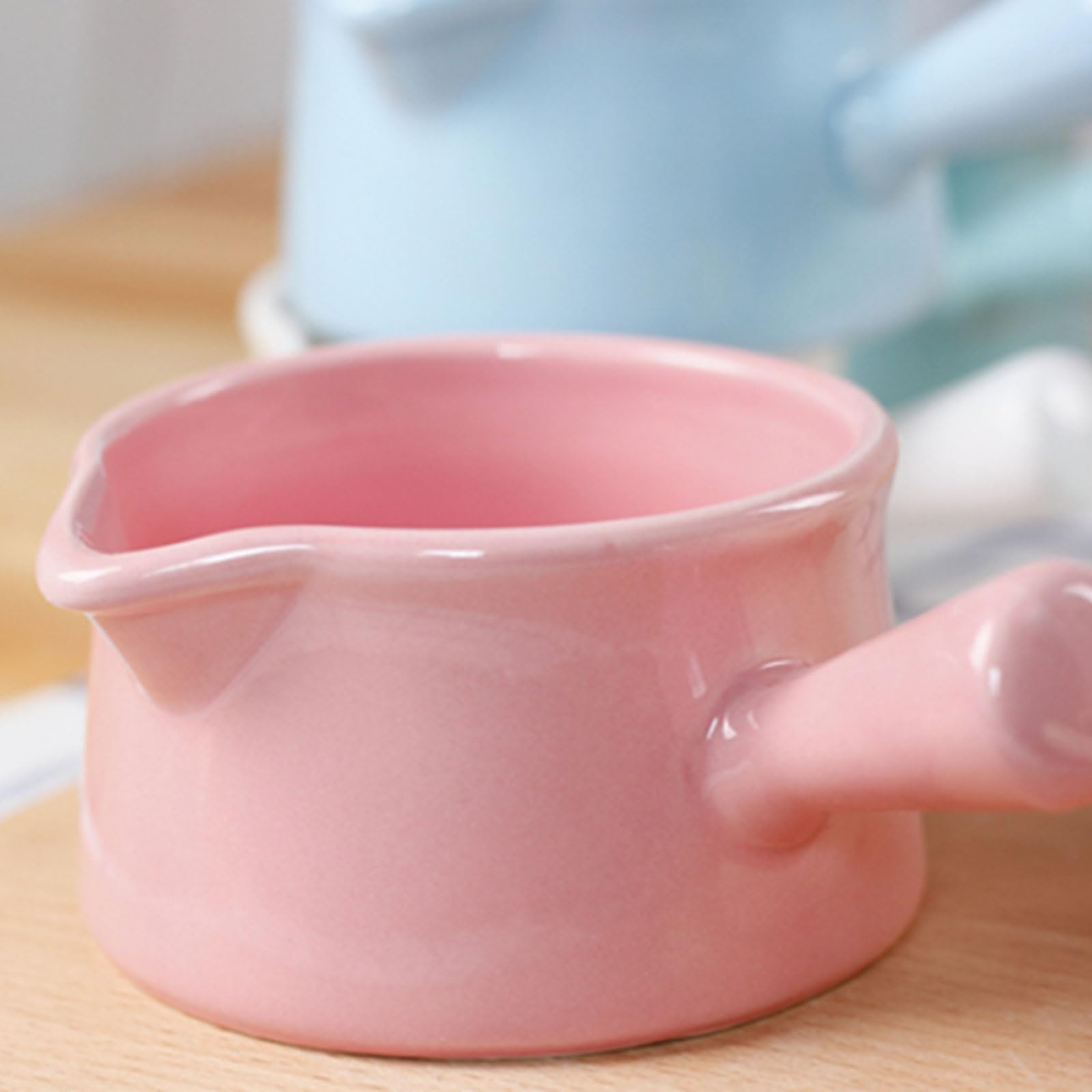 Ensemble de pots en céramique avec poignée comprenant un pichet à lait, une saucière, un verre à eau, un pichet à crème, un pot à café, un pot à sucre et un pot à sauce. Idéal pour la confiture,