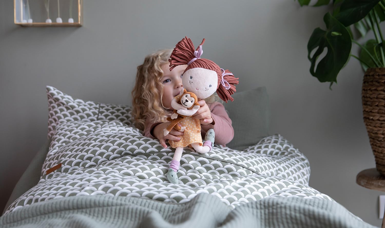 Little Dutch Stoffpuppe Kuschelpuppe Puppe Sophia mit AFFE (35 cm)