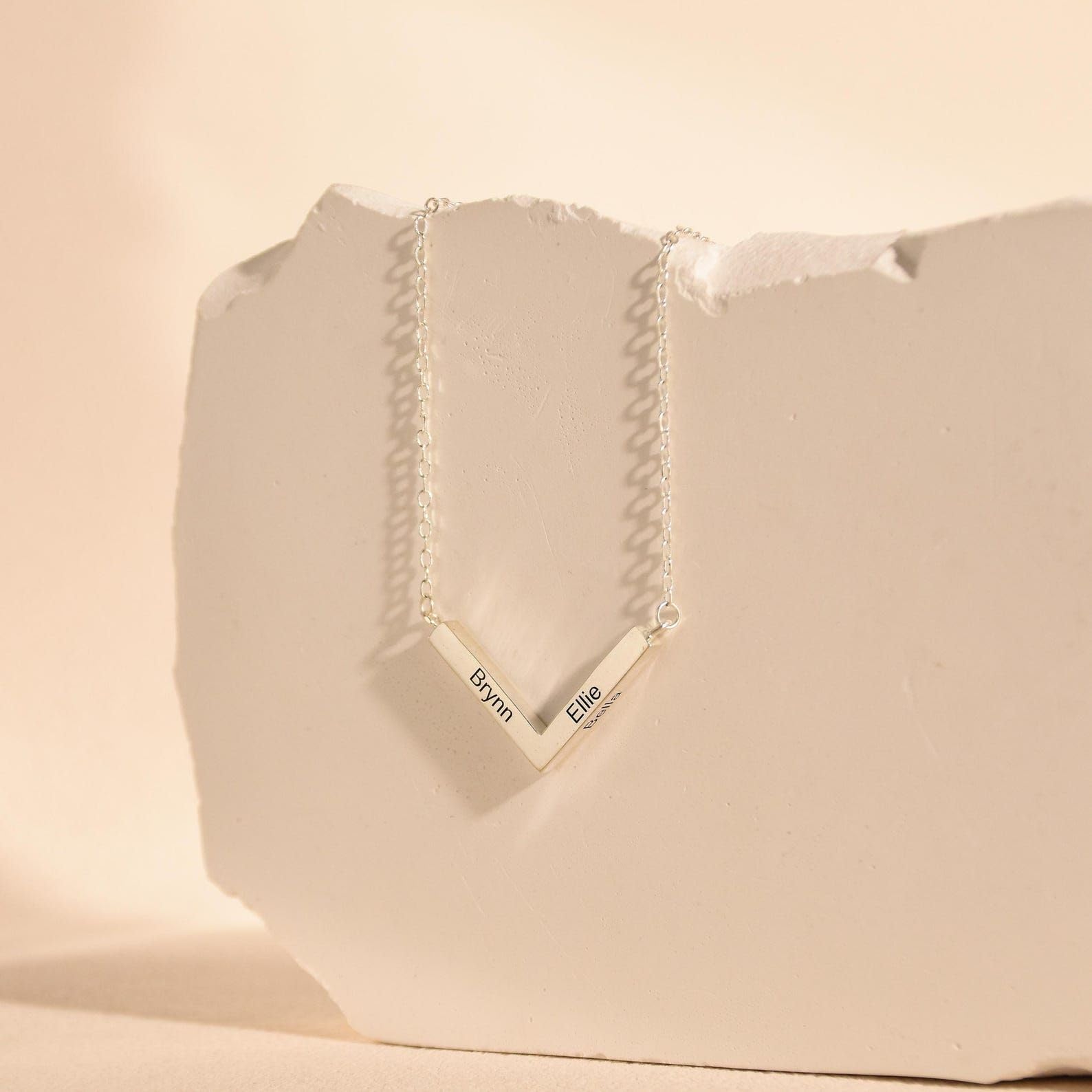 V forma collana con nome, su misura Chevron inciso coppia famiglia per lei