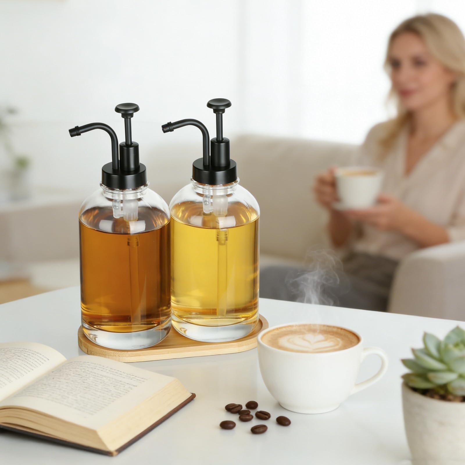 VINATO Set di 2 Dispensatore Olio e Aceto con Vassoio in Bambù,500 ml Dispenser per Sciroppi,Bottiglia di Sciroppo in Vetro con 36 Etichette con Pompa per Cucina,Caffè Bar