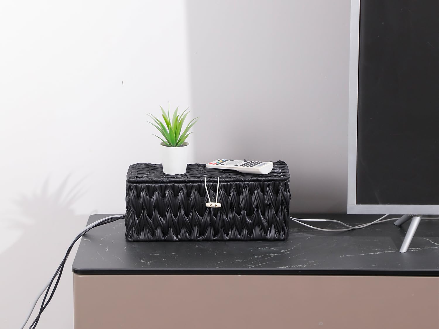 Coeusy Caja organizadora de cables negra, paquete de 2 cajas organizadoras de cables de ratán grande y mediano para regleta de alimentación, 2 ranuras abiertas para cables de TV, computadora, router