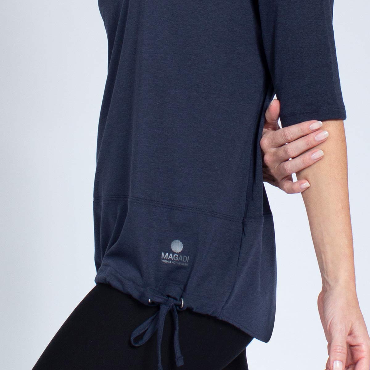 Magadi Camiseta de yoga Sara Navy para mujer, de algodón orgánico, camiseta deportiva para yoga, pilates, gimnasio, sostenible y justo., azul, extra-small