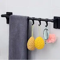 Porta Toalha de Parede 50cm com 6 Ganchos, Fixação Adesiva Sem Furos, Plástico Resistente, Barra para Toalhas e Ganchos Multiuso, Disponível em Branco e Preto (PRETO)