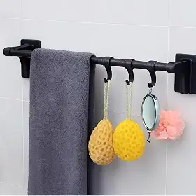 Porta Toalha de Parede 50cm com 6 Ganchos, Fixação Adesiva Sem Furos, Plástico Resistente, Barra para Toalhas e Ganchos Multiuso, Disponível em Branco e Preto (PRETO)