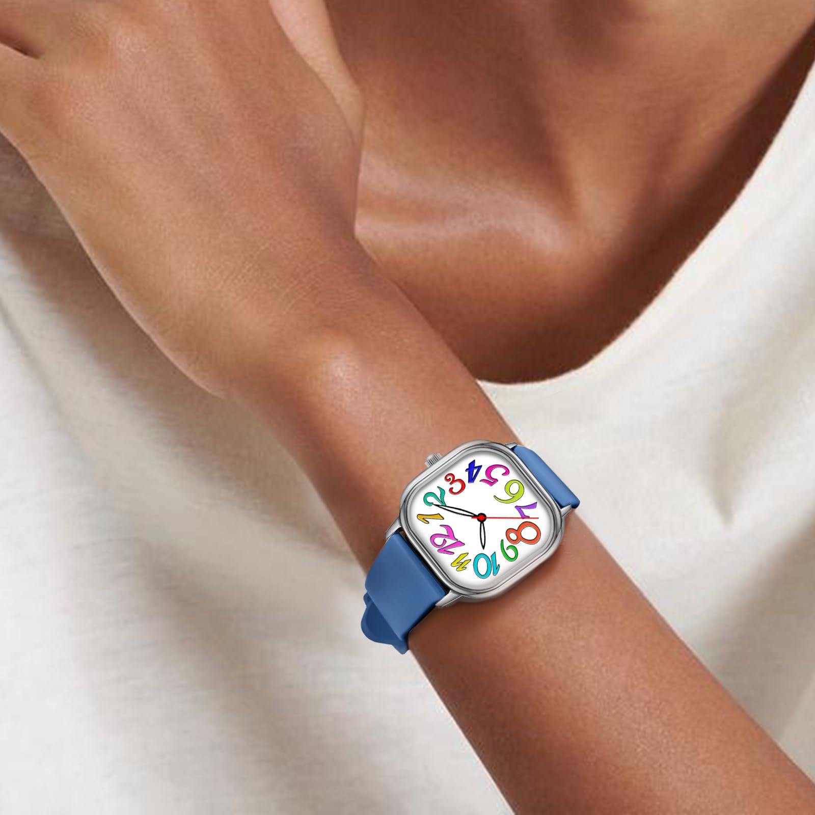 Asan Ge Reloj analógico para mujer con esfera cuadrada con números grandes coloridos y manecillas luminosas, correa de silicona azul, resistente al agua hasta 3 ATM