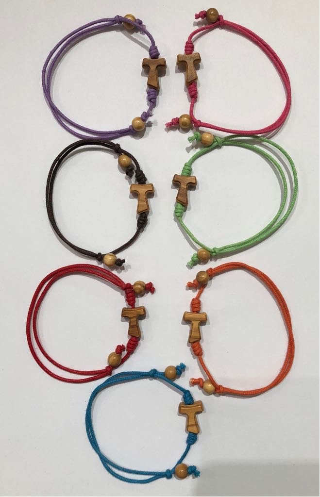 Bracciale regolabile con tau San Francesco Assisi palline in ulivo. Colori vari 20 pezzi con 1 Certificato di qualità del materiale realizzato nelle vicinanze di Assisi (Forniti colori assortiti)