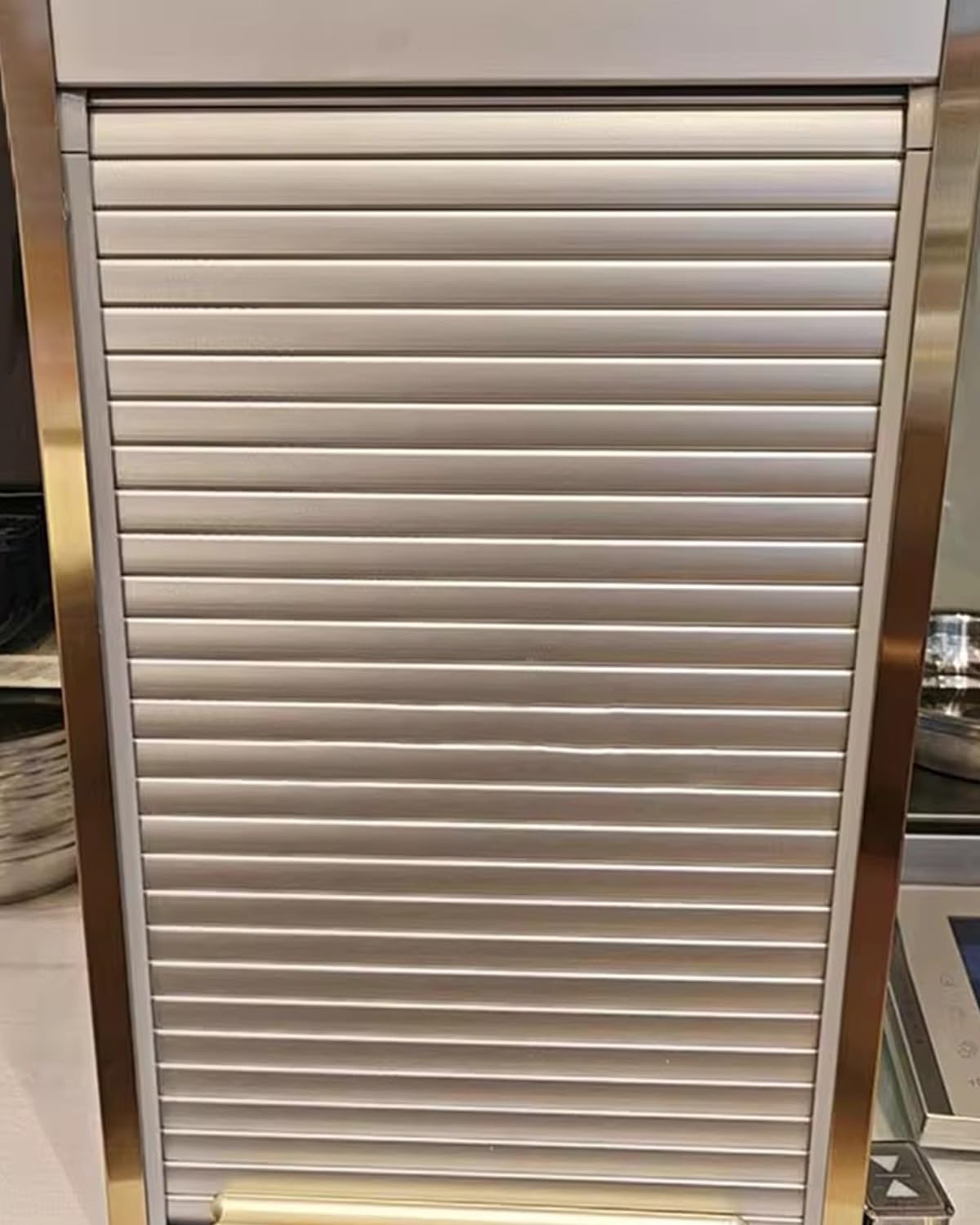 Écran de porte de placard pliable pour optimiser les meubles étroits