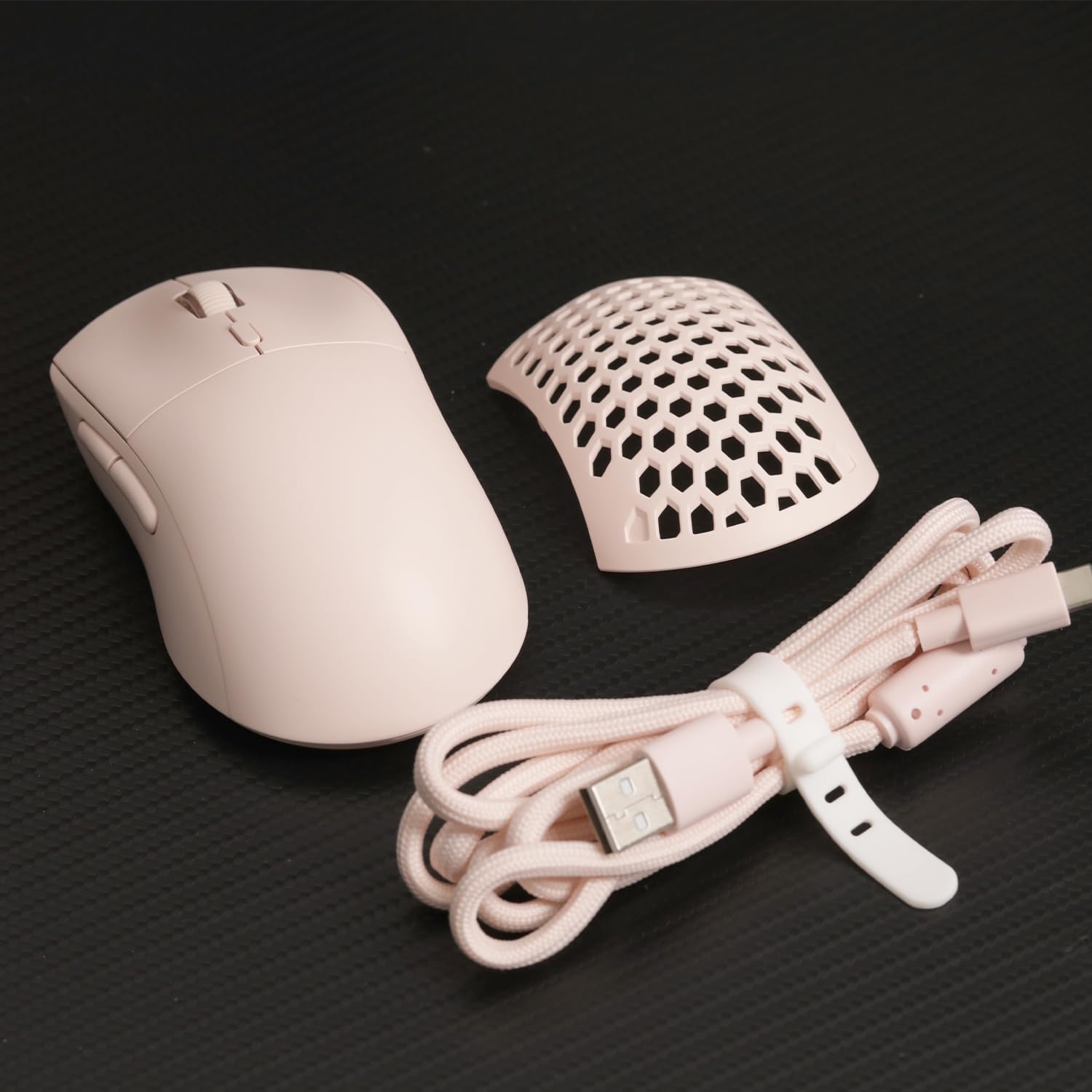 Contents of NACODEX AJ199 mouse package including mouse, honeycomb cover, and braided USB-C cable