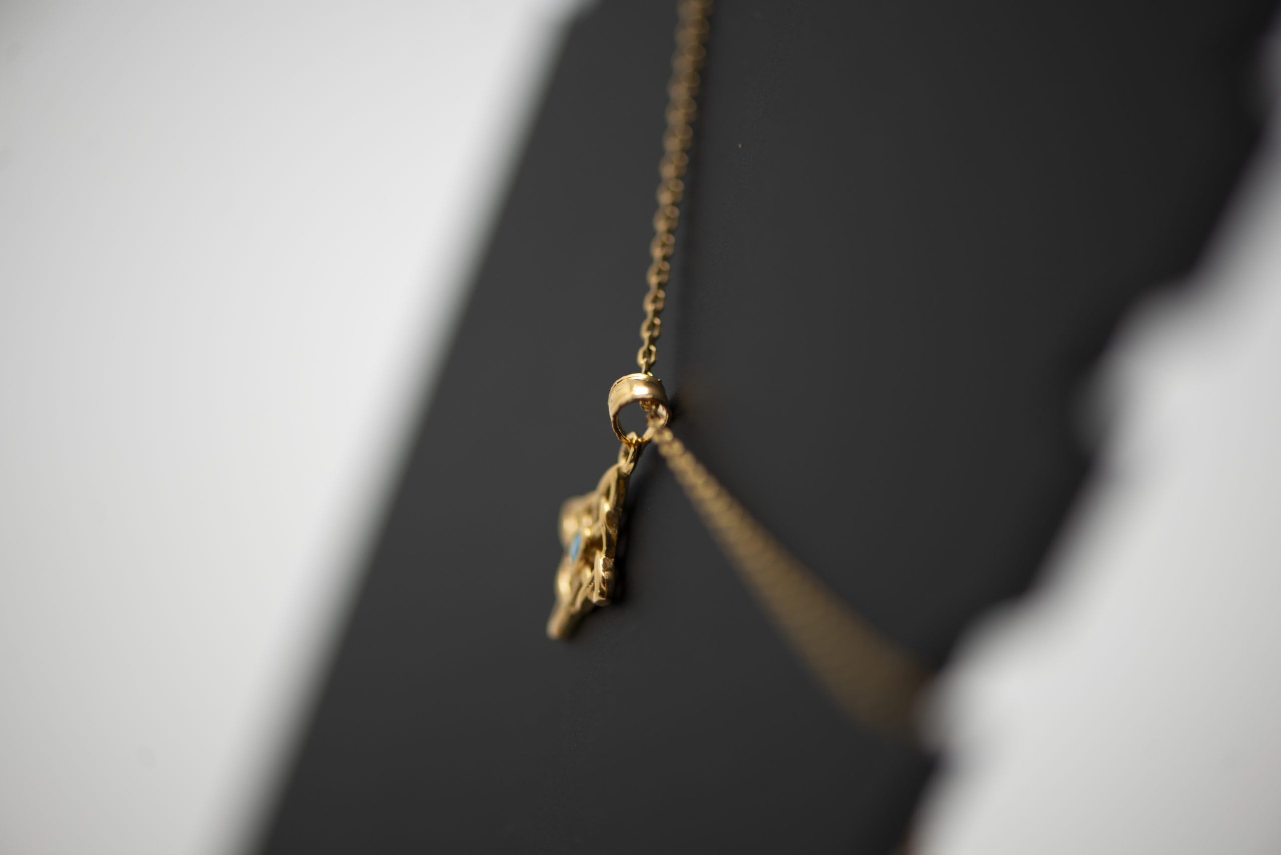 Colgante Chapado en Oro 18K (3 micras) y Circonita Cúbica Turquesa - Nudo de Bruja, Joyería Espiritual